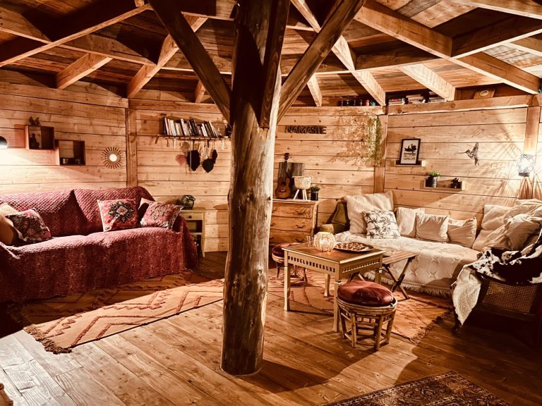 Poêle à bois, fauteuil de massage, café, thé.